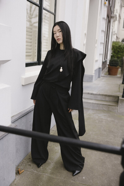 Siyah Drapeli Pelerin Bluz 